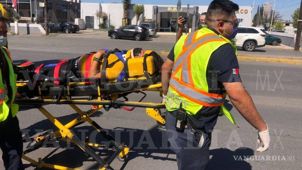 Joven motociclista resulta herida en accidente, al norte de Saltillo