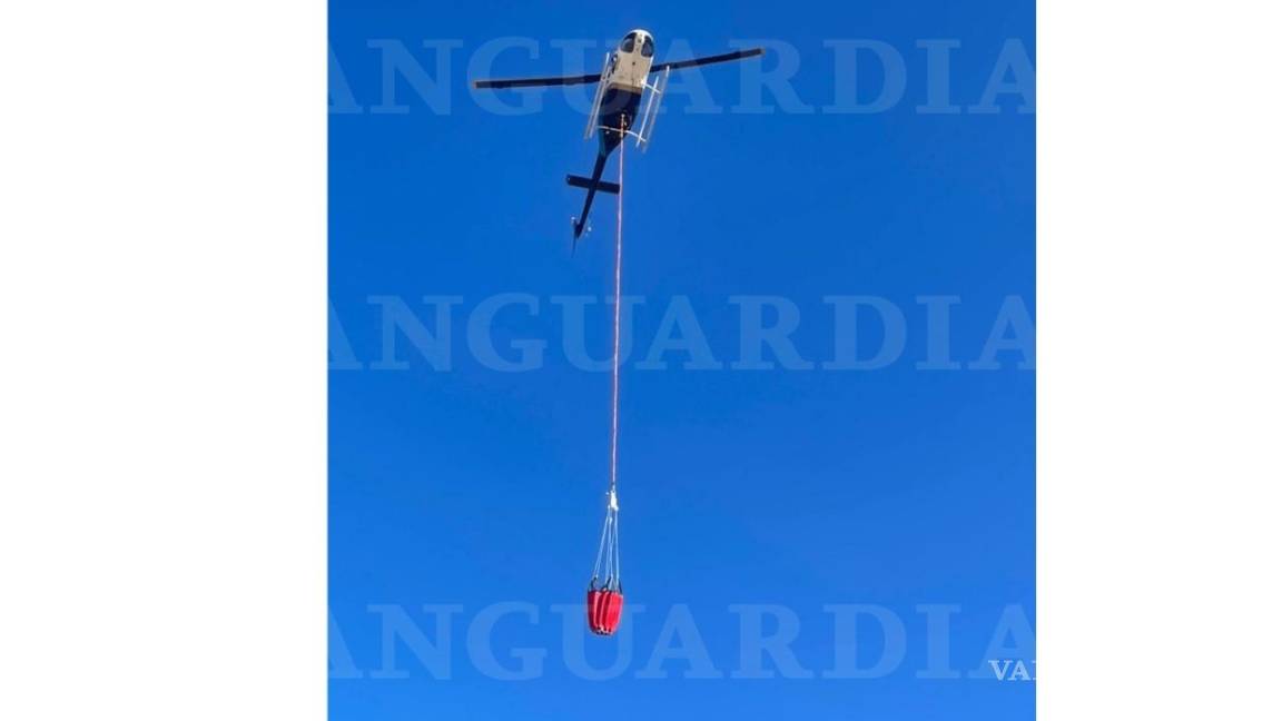 Helicópteros inician descarga de agua para combatir incendio en Arteaga, Coahuila