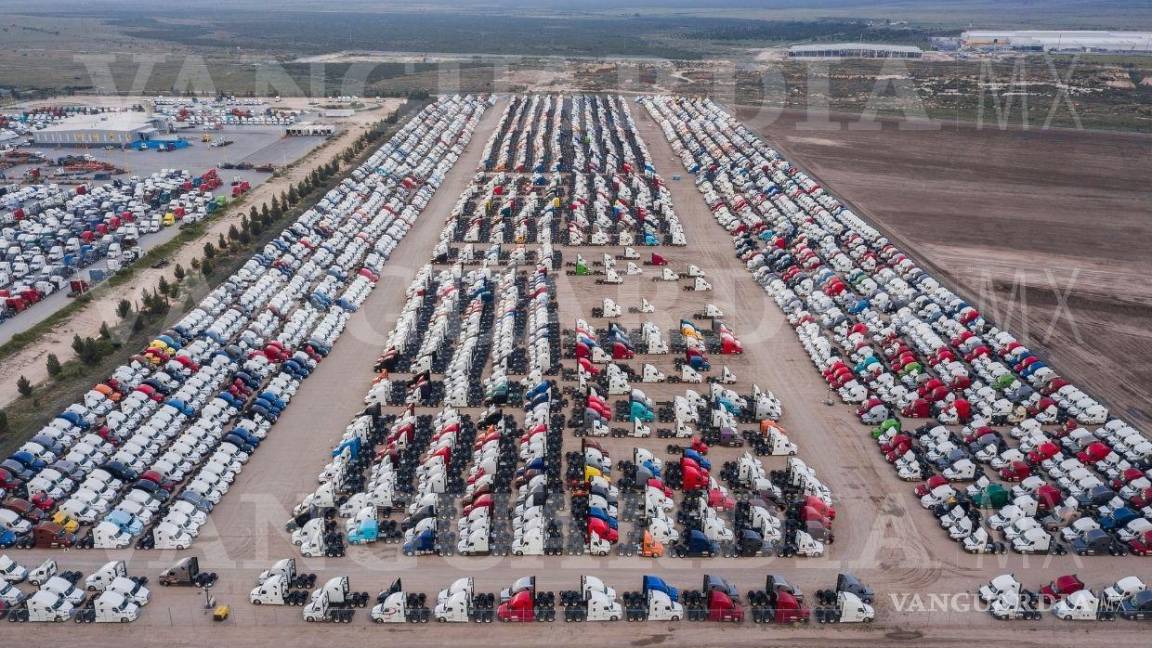 $!Saltillo, Coah. Mex. 19 de agosto del 2021 Patios de vehículos de la empresa Daimler en Derramadero, donde se pueden apreciar cientos de tractocamiones almacenados, al parecer por la falta de componentes electronicos para poder salir a su venta.