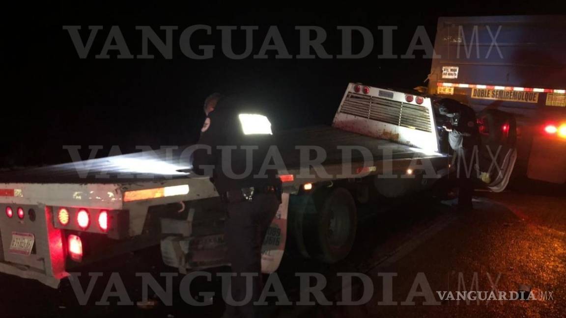 Conductor choca contra tráiler estacionado en la carretera Saltillo-Torreón
