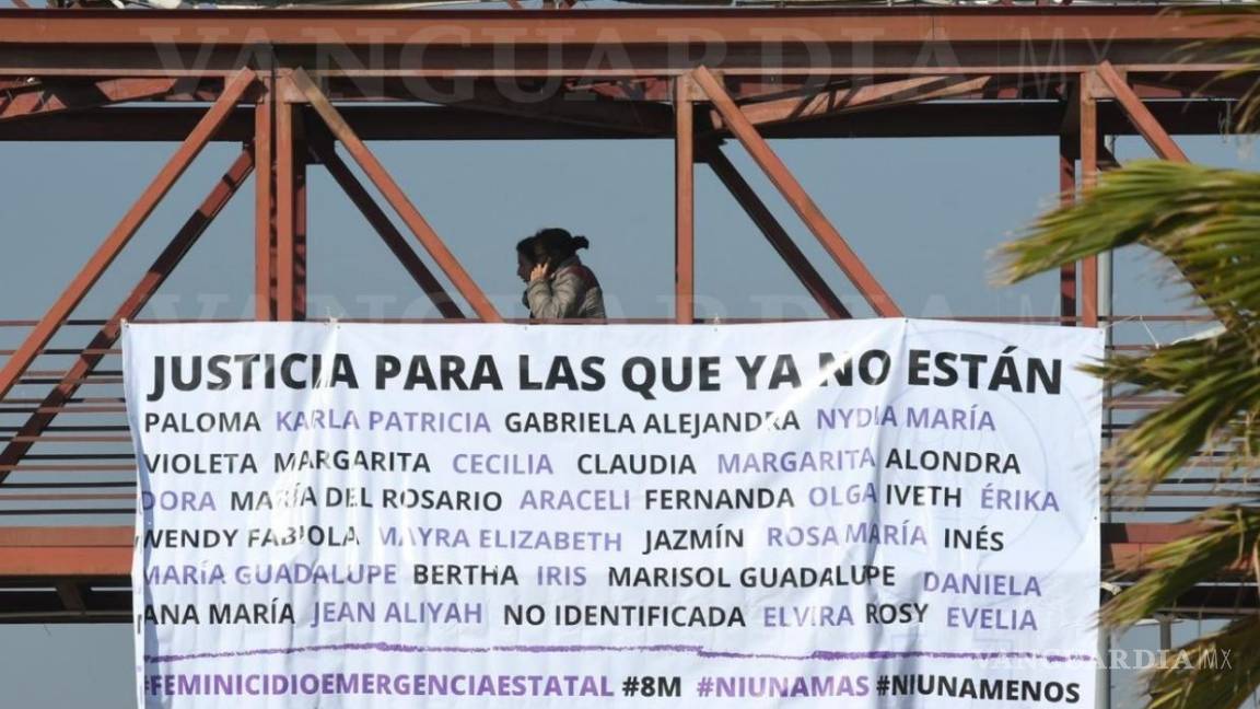 Cuelgan manta frente al CJPF de Saltillo, exigen justicia por las víctimas de feminicidios