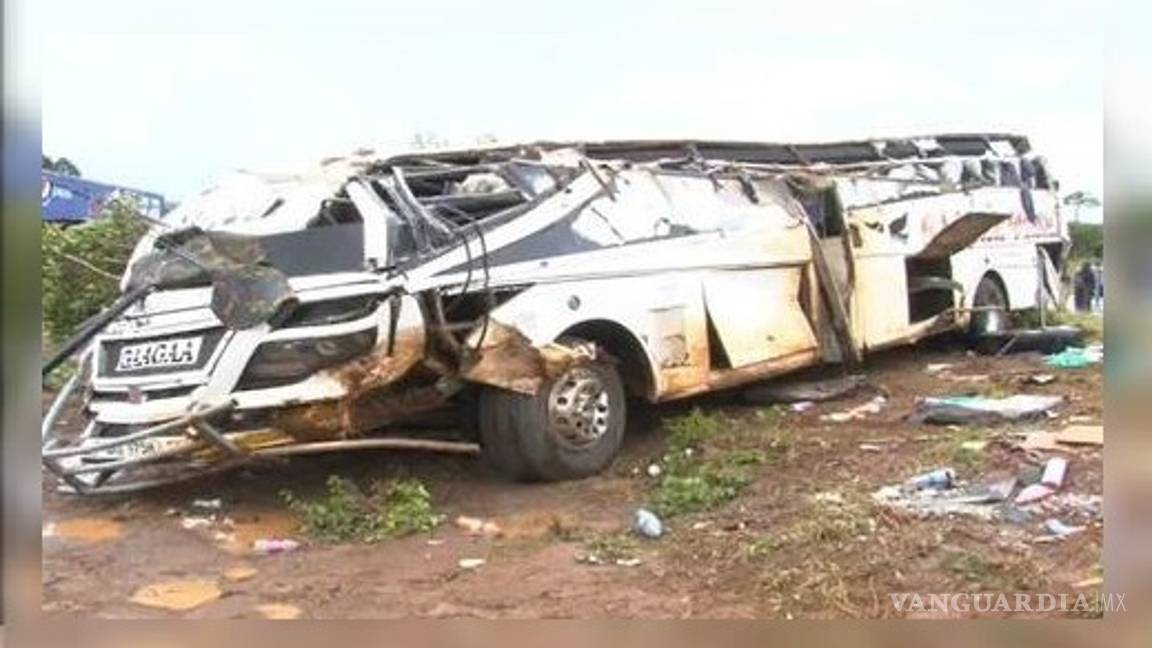 $!Accidente de autobús en Uganda deja más de 40 muertos