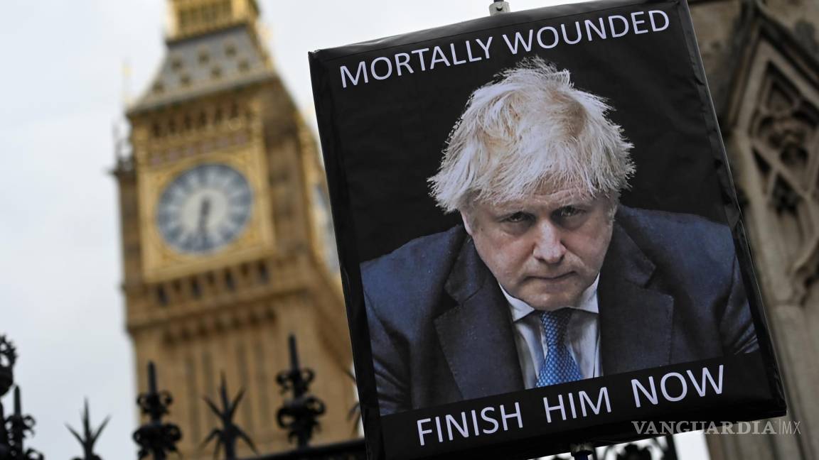 $!Un manifestante sostiene una pancarta contra Boris Johnson frente al parlamento en Londres, Gran Bretaña.