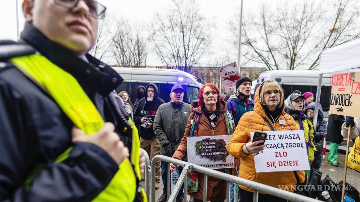 $!Demonstrators rally in support of Justyna Wydrzynska, an activist who was convicted by a Warsaw court for helping another woman to obtain abortion pills, in Warsaw, Poland, Tuesday March 14, 2023. (AP Photo)