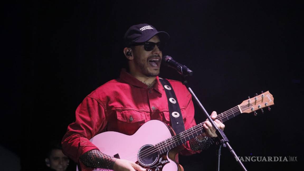 $!El cantante encendió la noche este sábado en el lienzo Charro.