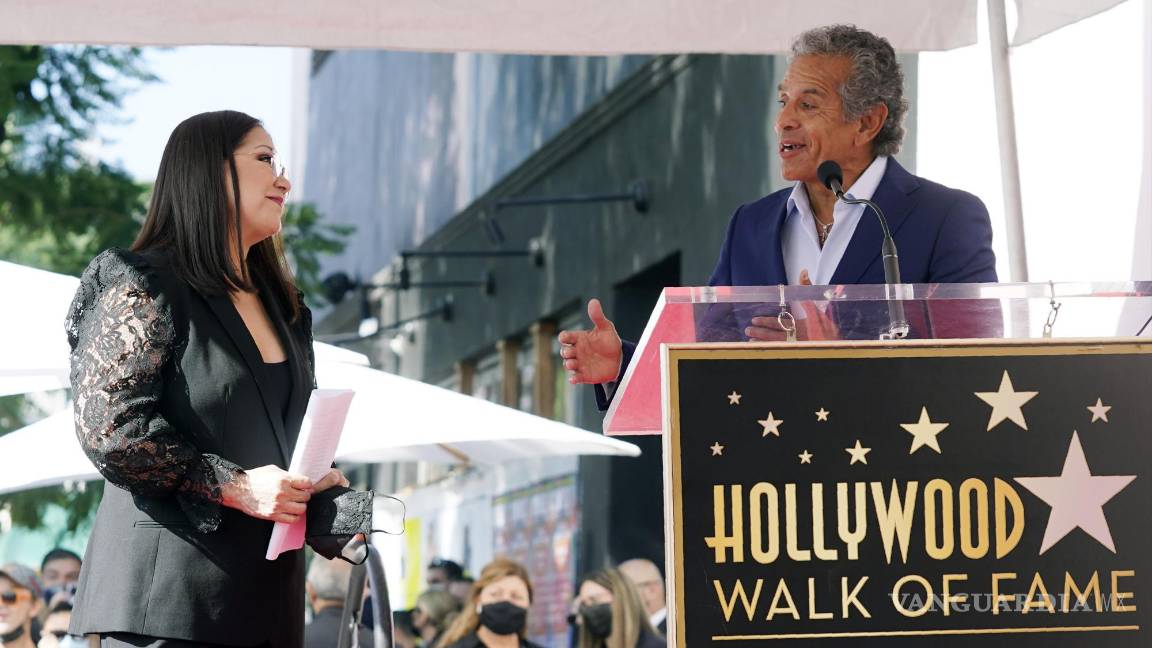 $!El exalcalde de Los Angeles Antonio Villaraigosa, derecha, habla durante la ceremonia para develar la estrella de Ana Gabriel, izquierda, en el Paseo de la Fama de Hollywood en Los Angeles. AP/Chris Pizzello