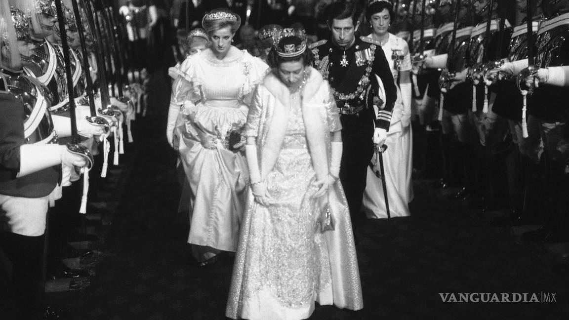 $!La reina Isabel II de Gran Bretaña es seguida por la princesa Diana y el príncipe de Gales Carlos a su llegada al Parlamento el 6 de noviembre de 1984. AP/Bob Dear