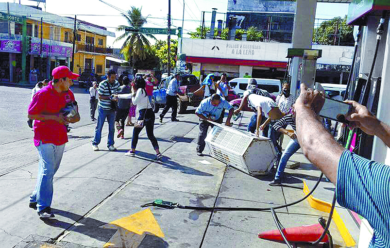 $!Crece furia ante ‘mega gasolinazo’