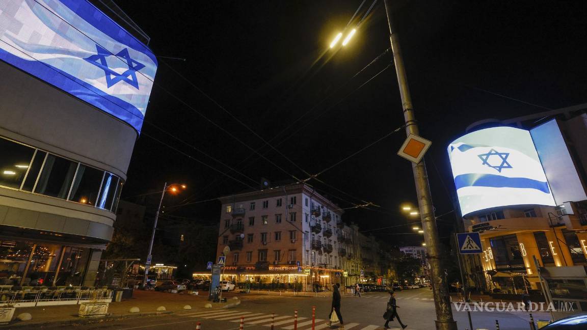 $!Pantallas gigantes muestran la bandera nacional israelí sobre una calle en el centro de Kiev, Ucrania.