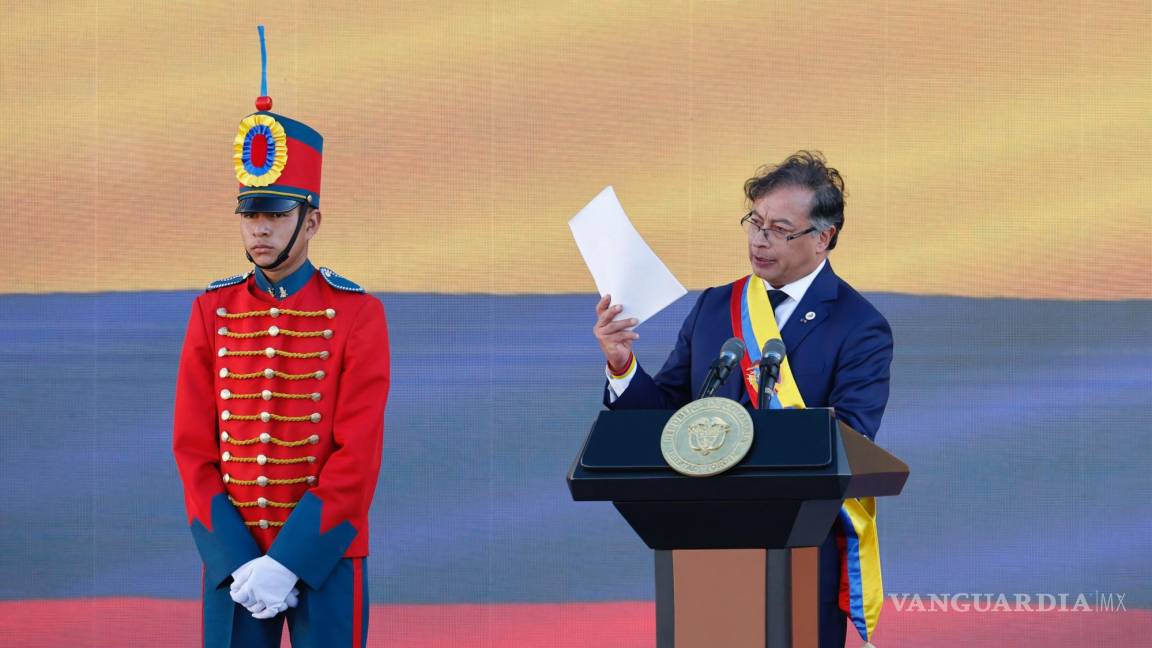 $!El presidente de Colombia, Gustavo Petro, pronuncia su discurso de investidura en la Plaza Bolívar de Bogotá, Colombia.