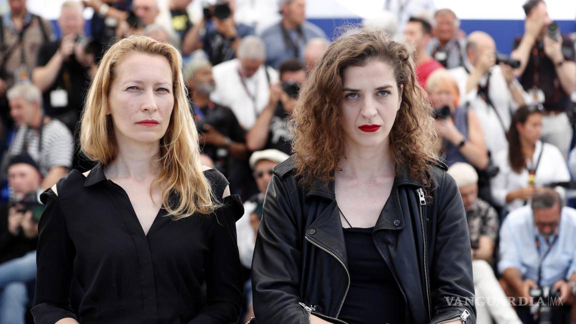 $!Dounia Sichov (i) y Hanna Bilobrova (d) en el photocall de ‘Mariupolis 2’ durante la 75ª edición del Festival de Cine de Cannes, en Cannes, Francia.