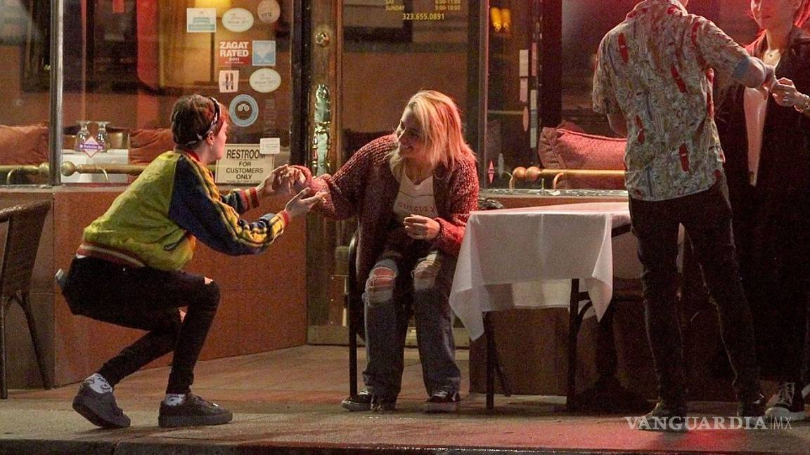 $!Paris Jackson y Cara Delevinge sellan su amor con un beso