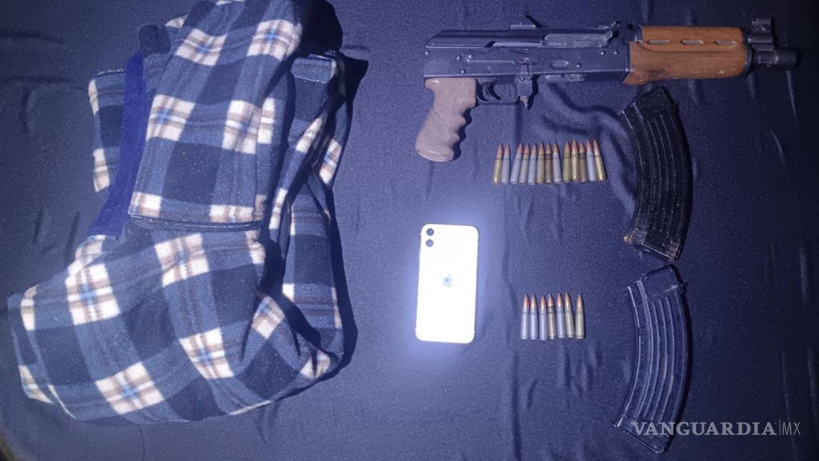 Interceptan a menor con un arma larga oculta con ¡una cobija!, en Nuevo León