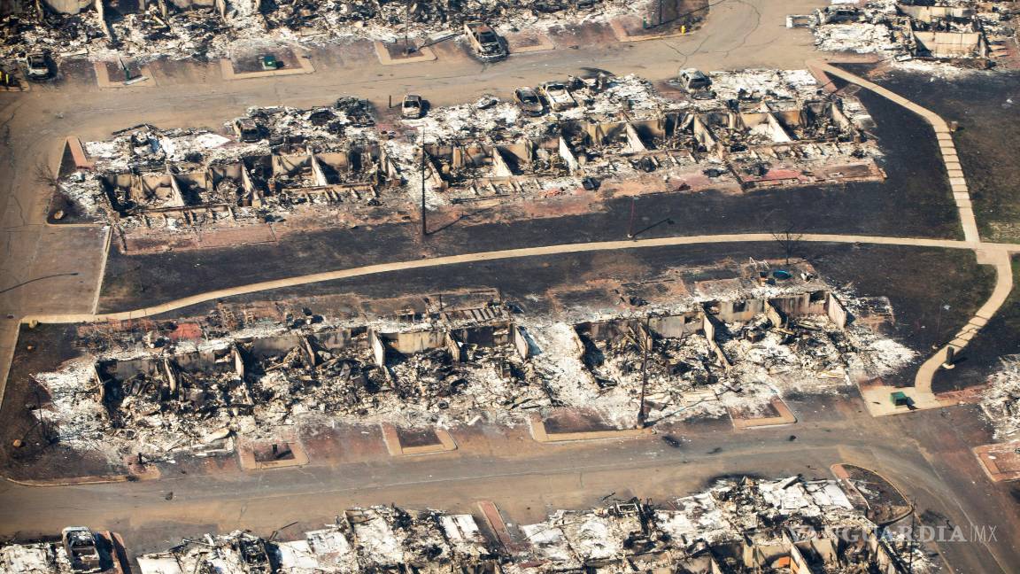 $!Los fuertes vientos reactivan el masivo incendio del noroeste de Canadá