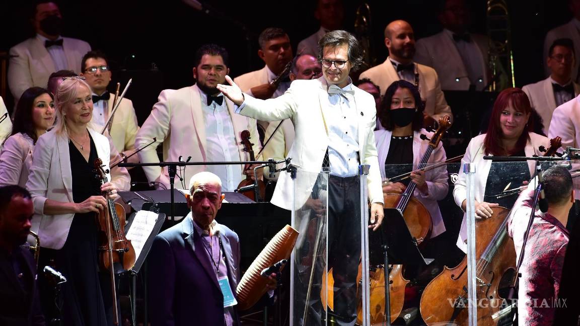 $!El director de la Orquesta Filarmónica del Desierto de Coahuila Marco Natanael Espinosa (c), durante la inauguración del 49 Festival Internacional Cervantino en el estado de Guanajuato (México). EFE/Luis Ramírez