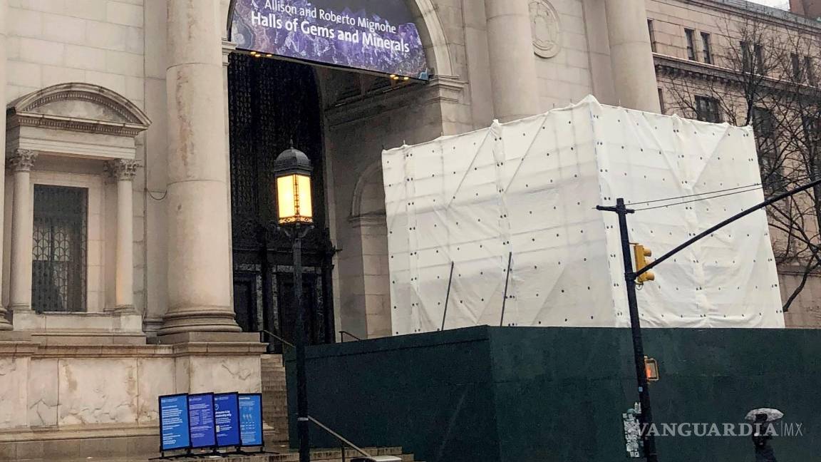 $!Una de las estatuas más controvertidas de la ciudad de Nueva York, salió con discreción nocturna desde la posición donde se encontraba.