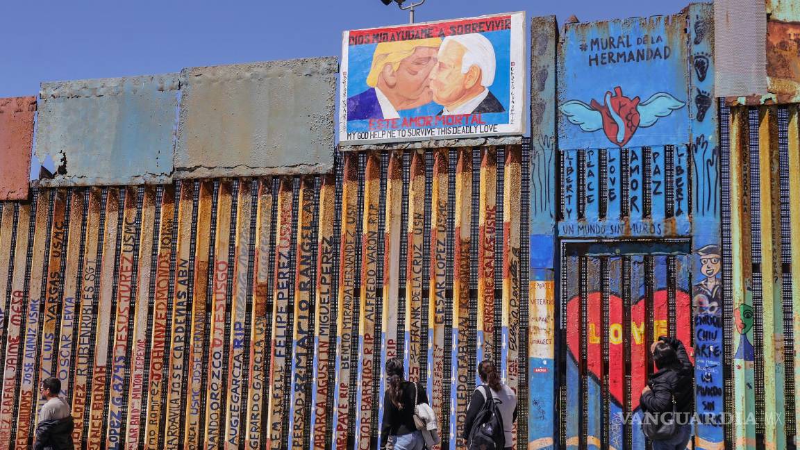 $!Vista de una imagen del expresidente estadounidense Donald Trump besando al actual mandatario, Joe Biden (d) en el muro fronterizo en la ciudad de Tijuana.
