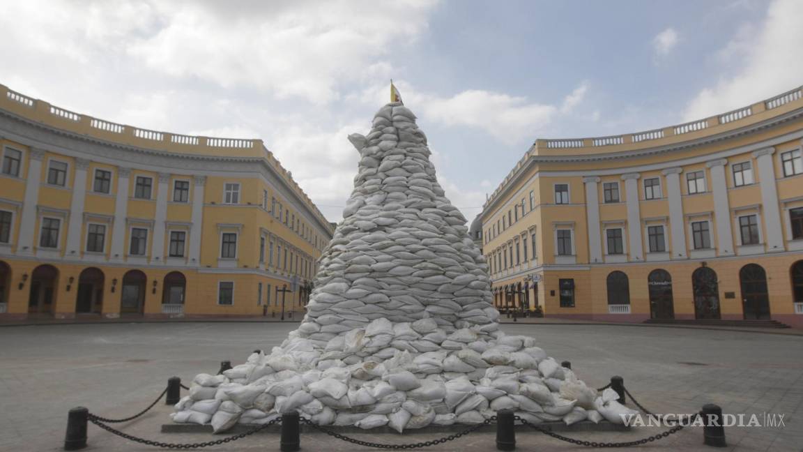 $!Vista general del monumento al duque de Richelieu, primer alcalde de Odesa, cubierto por sacos de arena para protegerlo del fuego ruso.