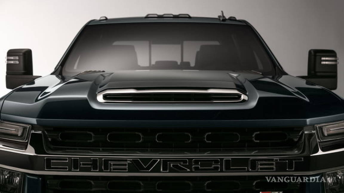 La Chevrolet Silverado HD 2020 se deja ver solo un poco y nos deja impresionados