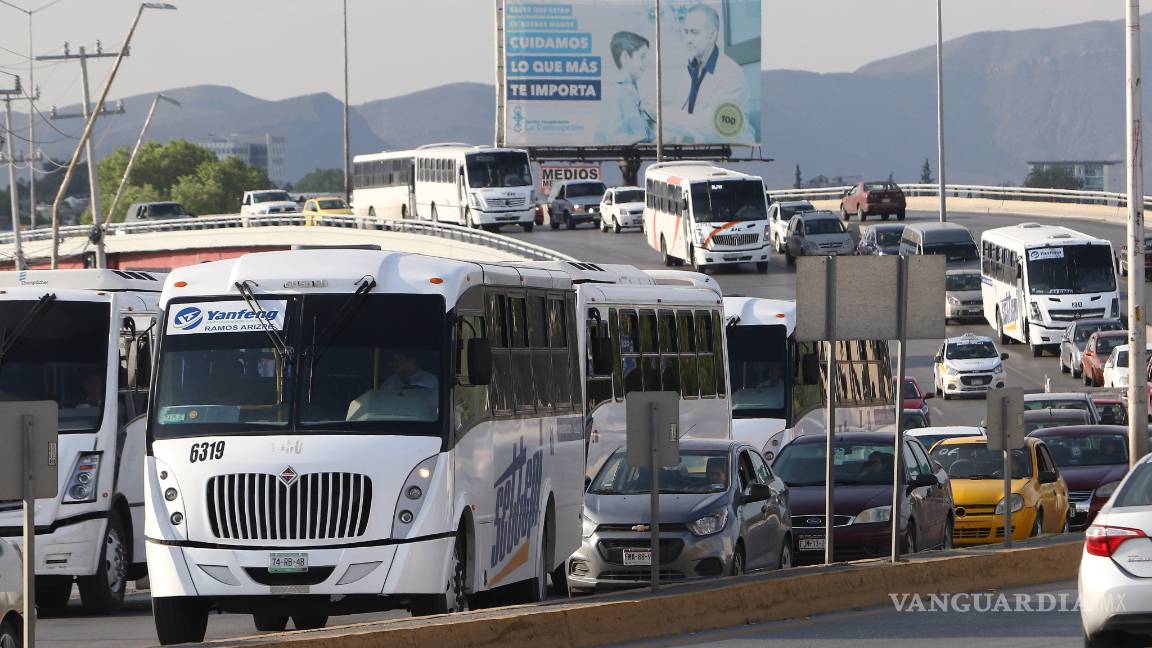 $!Rebasados bulevares en Saltillo: ‘Atora’ tráfico vial el transporte de personal