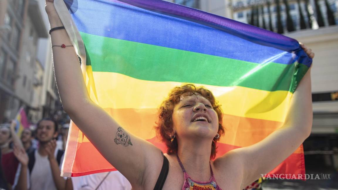 $!Un miembro de la comunidad LGBT levanta una bandera con los colores del arcoíris envuelta durante la Marcha del Orgullo Gay de Estambul, en Estambul