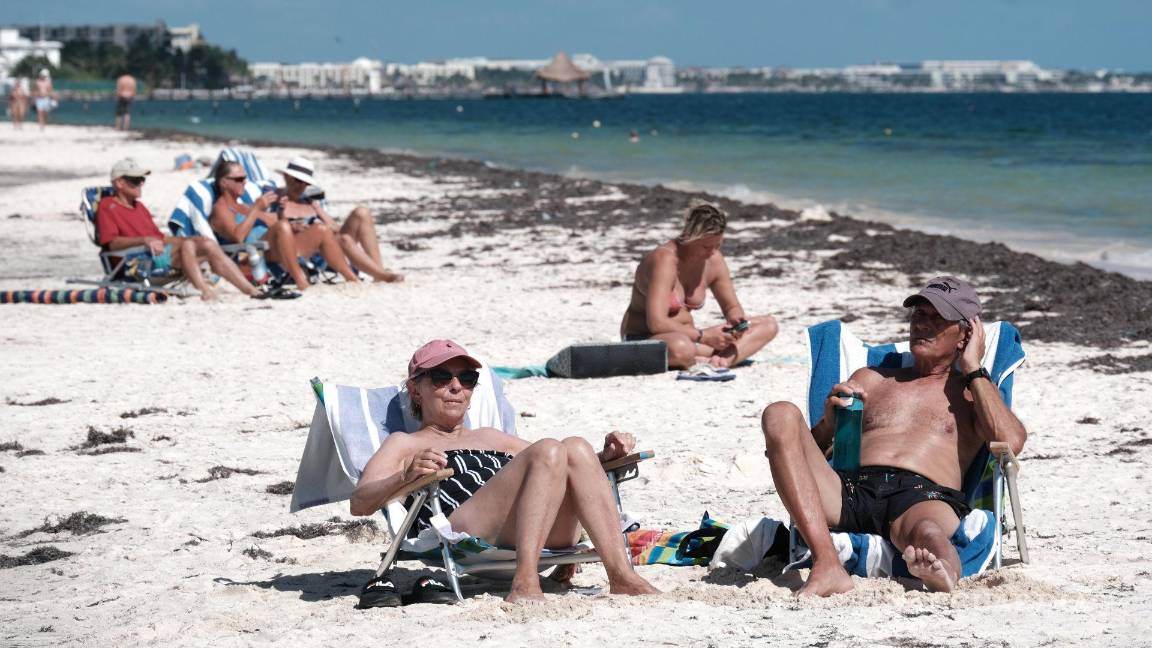 $!En la imagen turistas disfrutan de las playas de Puerto Morelos en Quintana Roo.