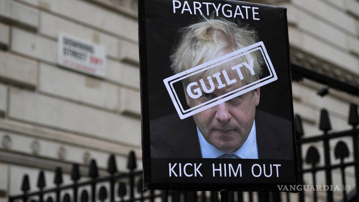 Boris Johnson paga una multa por la “partygate” y rechaza renunciar