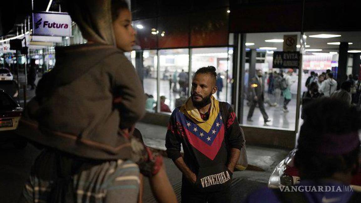 Llevan a la CDMX a migrantes venezolanos expulsados de EU
