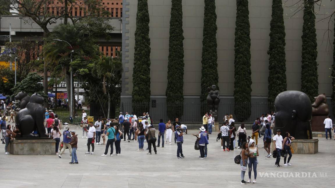 $!Esculturas del artista colombiano Fernando Botero, el 17 de abril de 2022, en la Plaza Botero, en Medellín, Colombia.