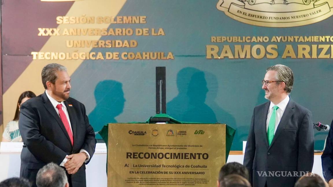 $!Autoridades estatales y municipales develaron una placa conmemorativa por las tres décadas de la Universidad Tecnológica de Coahuila.