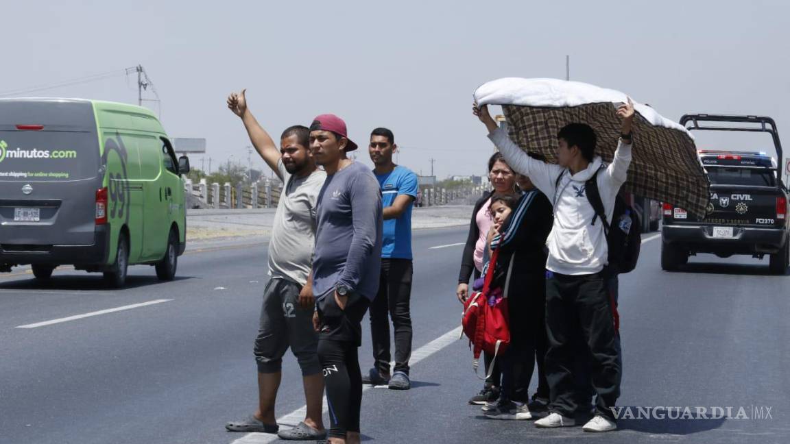 A pie y de “ride” llegan migrantes a Saltillo, buscan transporte para llegar al norte