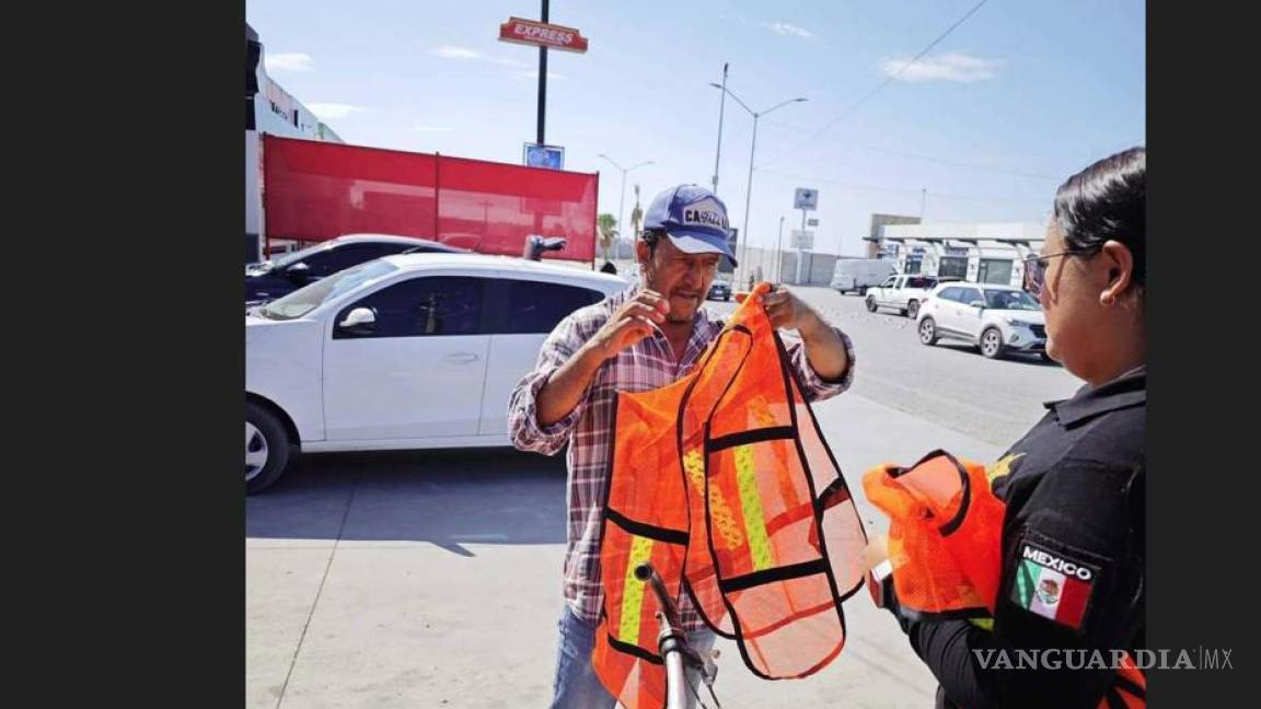 Entregan chalecos reflectivos a ciclistas y motociclistas de Torreón