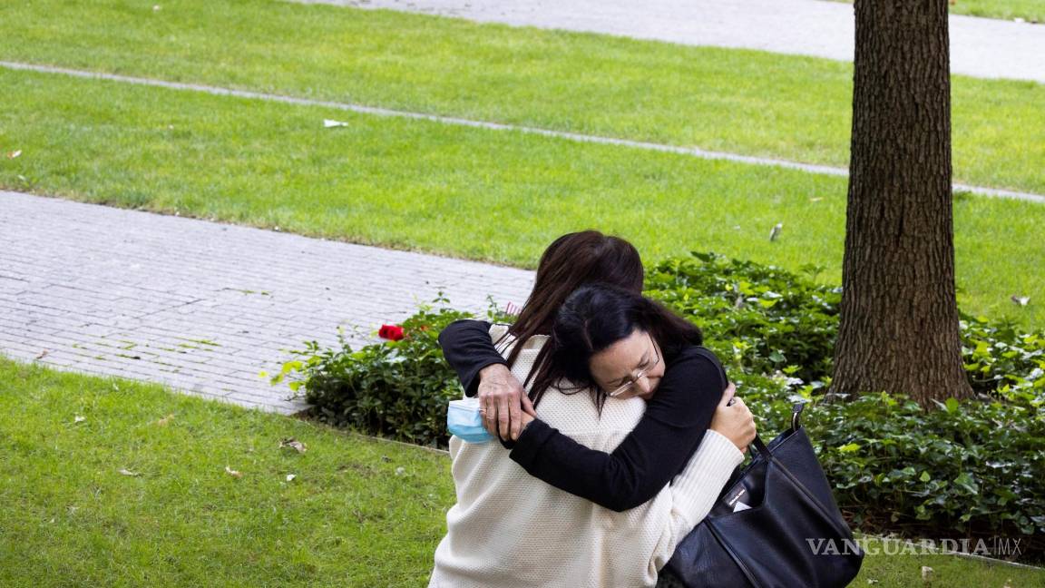 $!La gente se abraza durante una ceremonia en el 9/11 Memorial que marca el 20 aniversario de los ataques terroristas del 11 de septiembre de 2001 en Nueva York, Nueva York, Estados Unidos, 11 de septiembre de 2021. EFE/EPA/Justin Lane