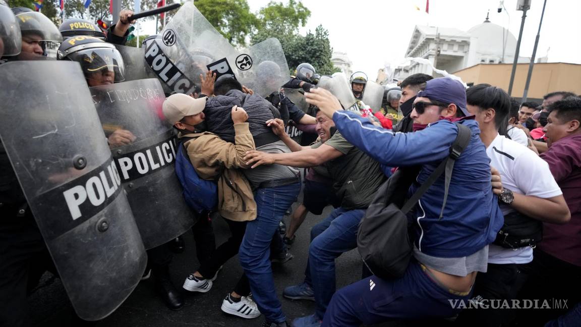 $!Partidarios del derrocado presidente Pedro Castillo chocan con la policía durante una protesta en Lima, Perú.