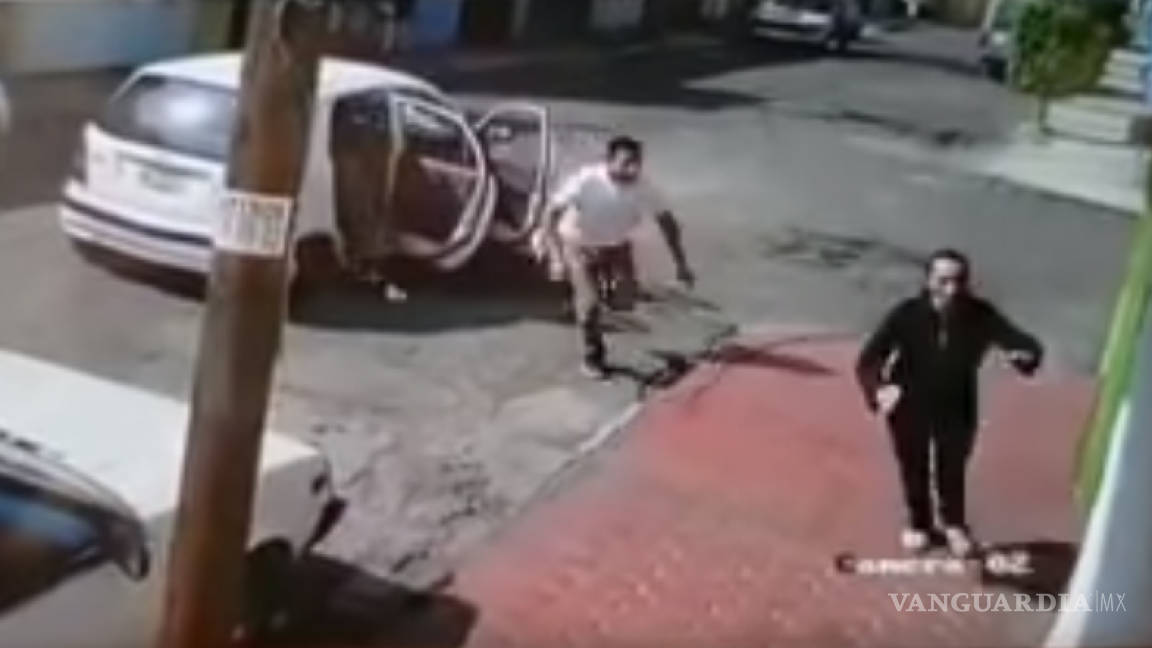 Video muestra cómo una mujer logra escapar de un intento de secuestro en el Edomex