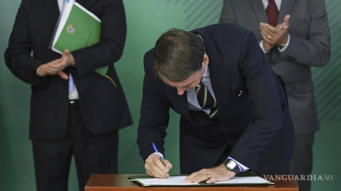 Bolsonaro firma un decreto que facilita la posesión de armas de fuego en Brasil