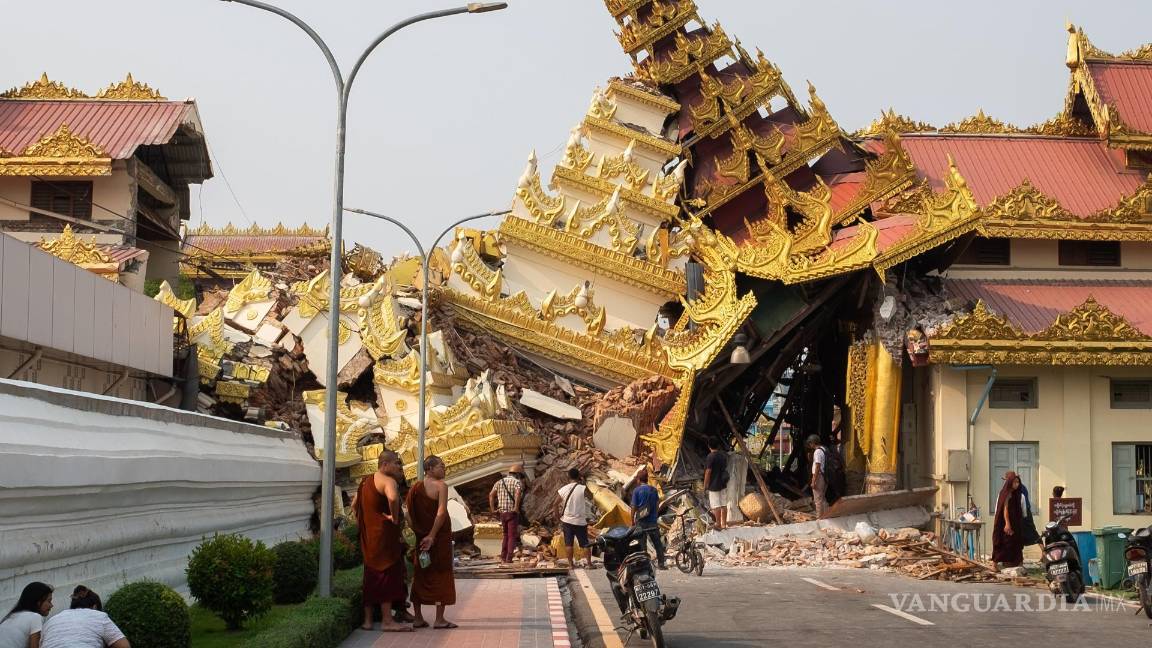 $!La gente mira la pagoda Maha Myat Muni derrumbada tras un terremoto en Mandalay, Myanmar.