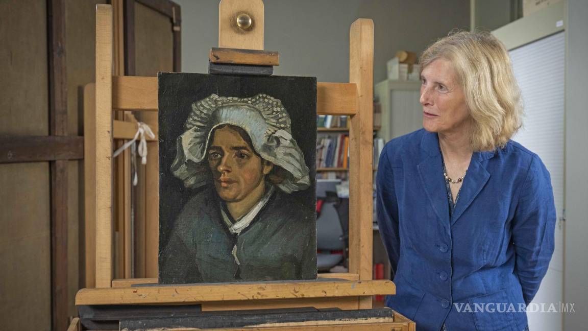$!La curadora Frances Fowle ve “Cabeza de mujer campesina” de Vincent Van Gogh. Se descubrió un autorretrato desconocido de Van Gogh detrás de esta obra.