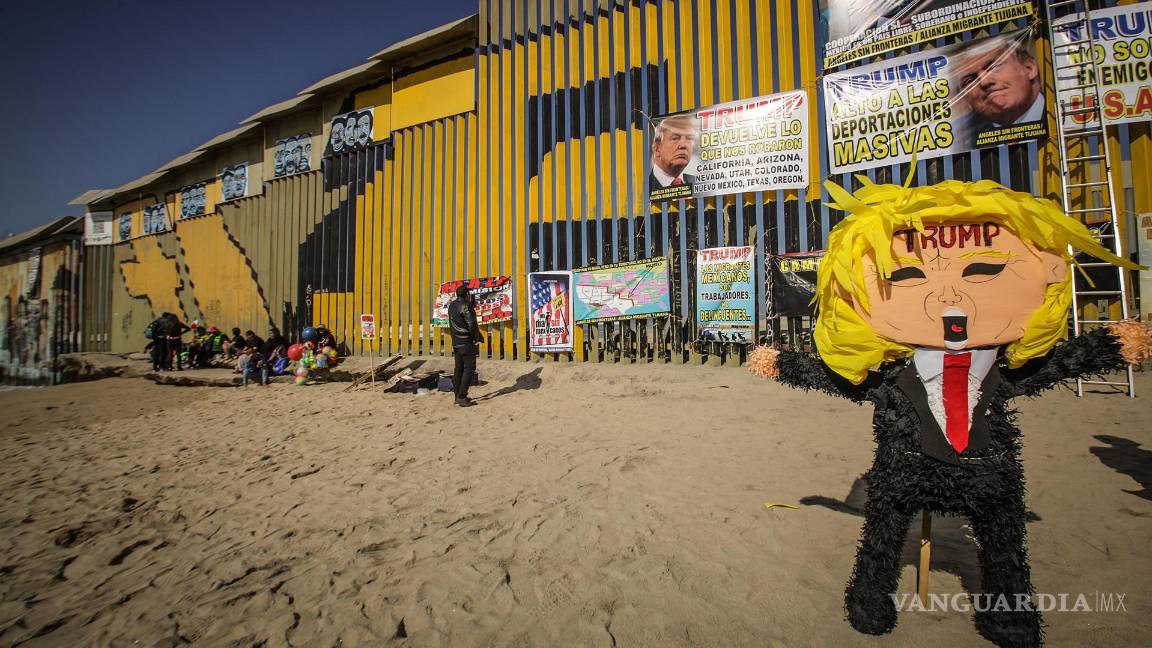 $!Un grupo de migrantes mexicanos y activistas se manifestaron previo a la investidura de Donald Trump como presidente de Estados Unidos.
