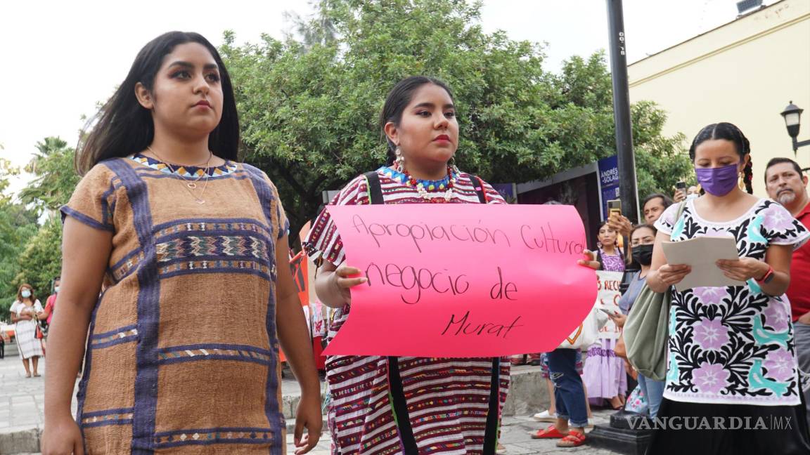 $!Artesanas e indígenas participan en una protesta contra el gobernador de Oaxaca, Alejandro Murat, en Mitla, estado de Oaxaca (México).