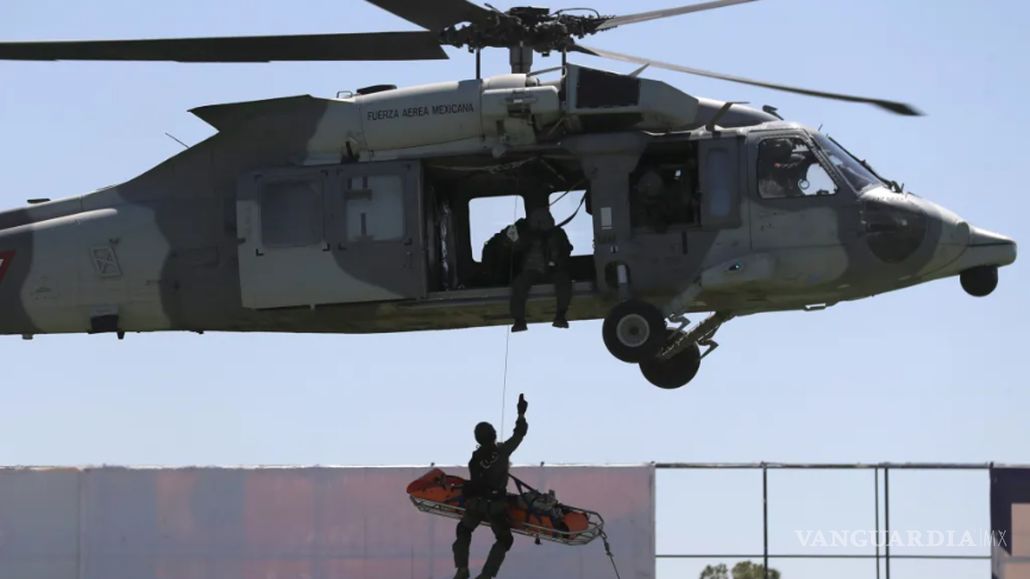 $!Miembros del Ejército mexicano y militares estadounidenses realizan un ejercicio binacional llamado ‘Fuerzas amigas 2024’, este martes en el estadio Olímpico Benito Juárez de Ciudad Juárez.