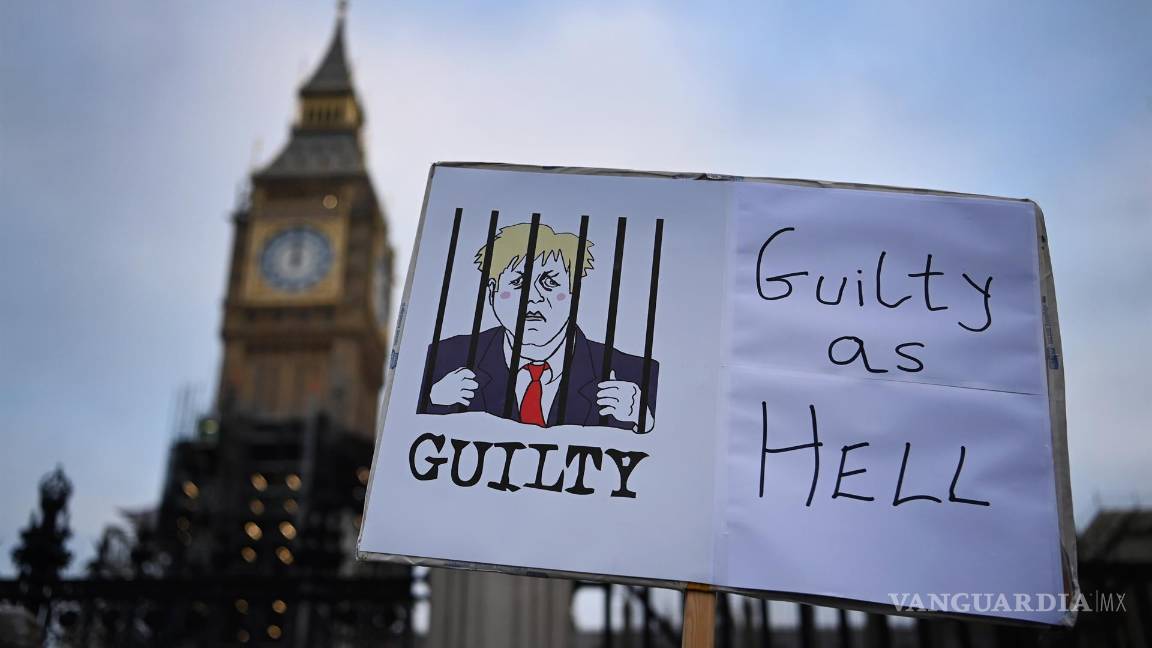 $!Un cartel que representa al primer ministro británico, Boris Johnson, tras las rejas frente al parlamento en Londres, Gran Bretaña. EFE/EPA/Andy Rain