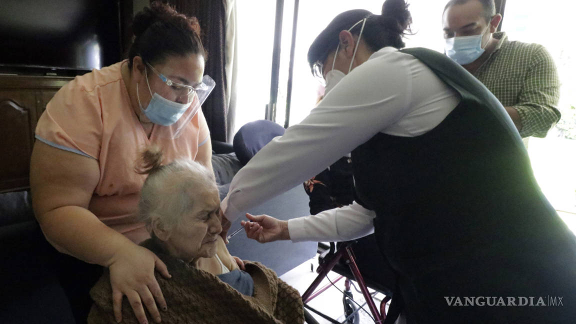 Vacunan a la mujer más longeva de Saltillo, llegaron las dosis a asilos de la ciudad