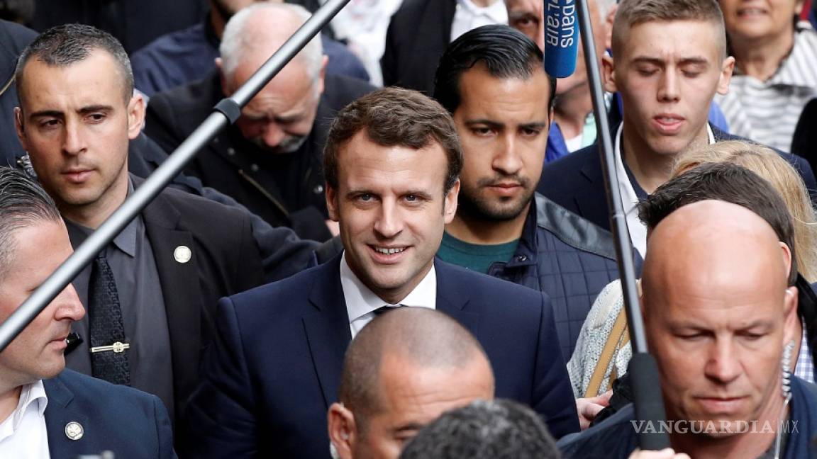 Golpea guardaespaldas de Macron a un estudiante en París