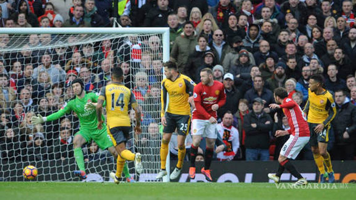 $!Un par de aficionados se escondió en los baños para ir a un juego gratis en Inglaterra