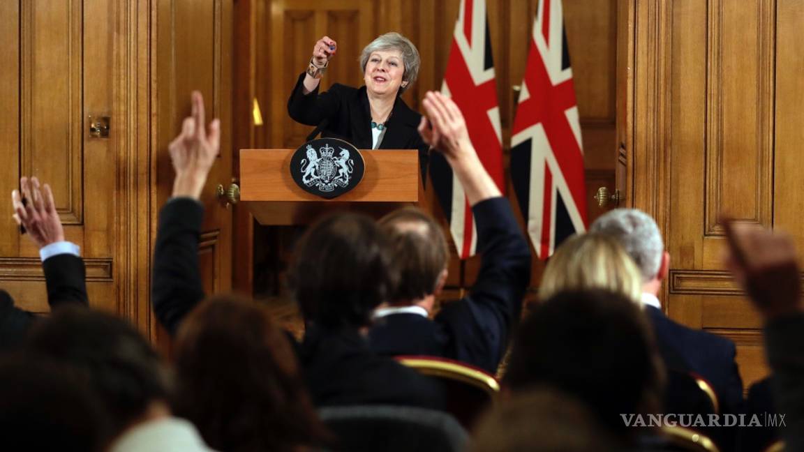 $!Ante la presión por el Brexit, May rechaza en el Parlamento dimitir como primera ministra