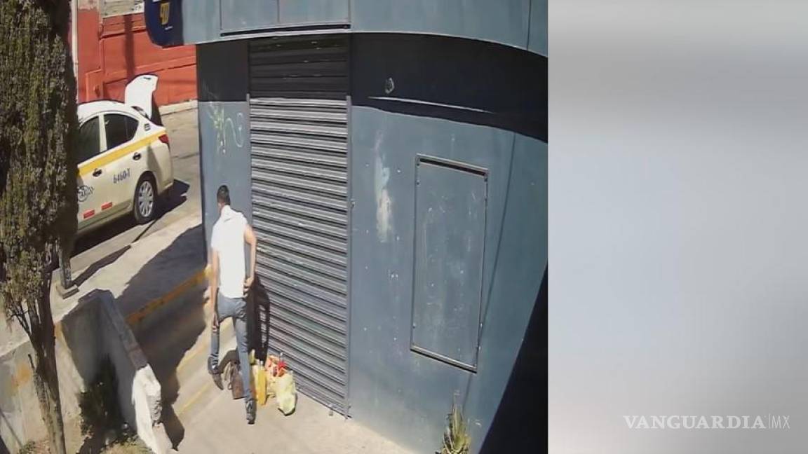 Graba cámara de vigilancia a taxista robando celular a pasajera, en Saltillo