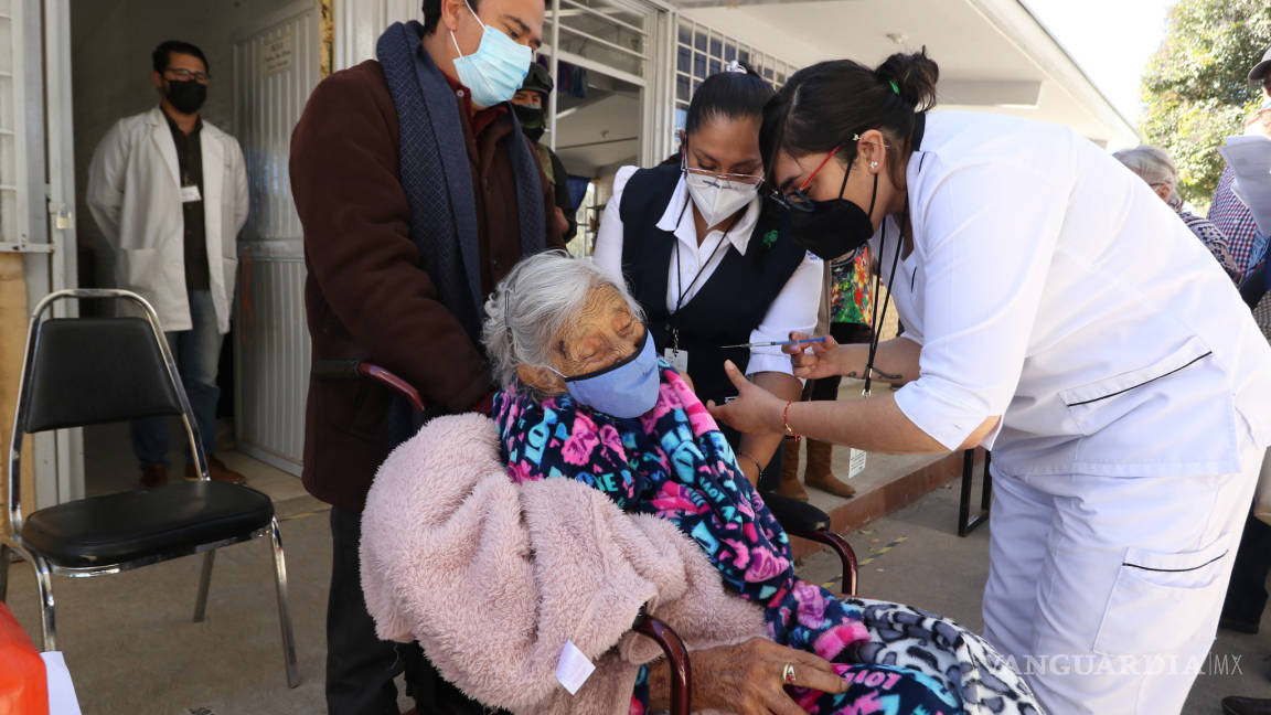 Recibe vacuna a sus 102 años mujer oriunda de San Antonio de las Alazanas