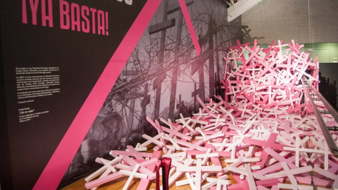 $!Cruces pintadas y fotos, una exposición contra el feminicidio en México