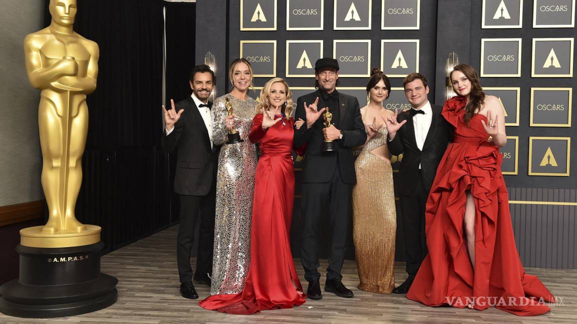 $!Eugenio Derbez, Sian Heder, Marlee Matlin, Troy Kotsur, Emilia Jones, Daniel Durant y Amy Forsyth celebraron la victoria de “CODA” en los Oscar.